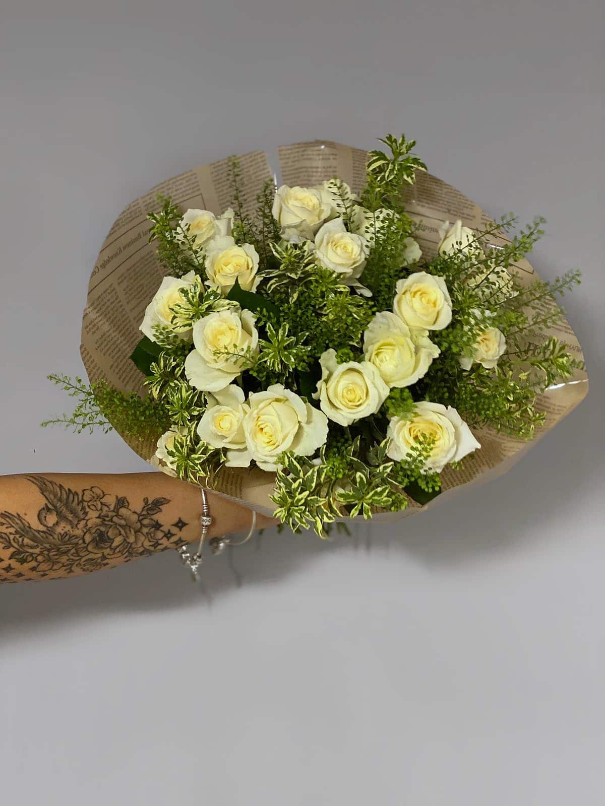זר ורדים - White Roses Bouquet