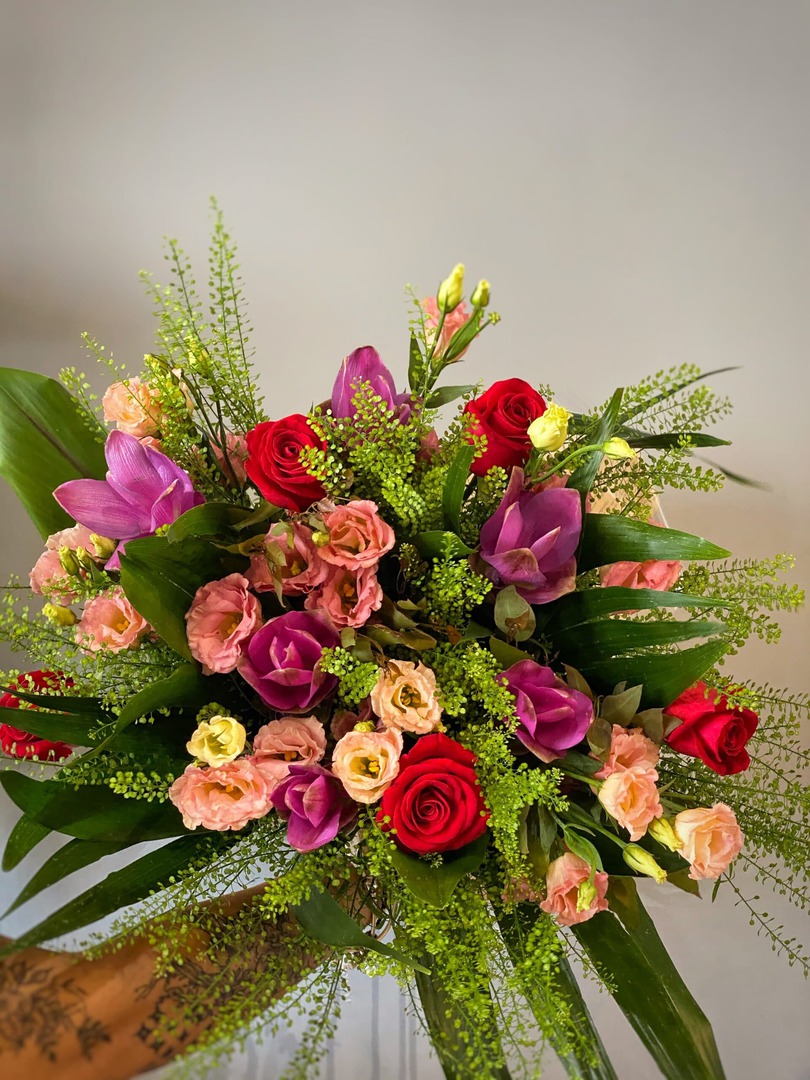 זר ורדים טבעי - Colorful Roses Nature Bouquet